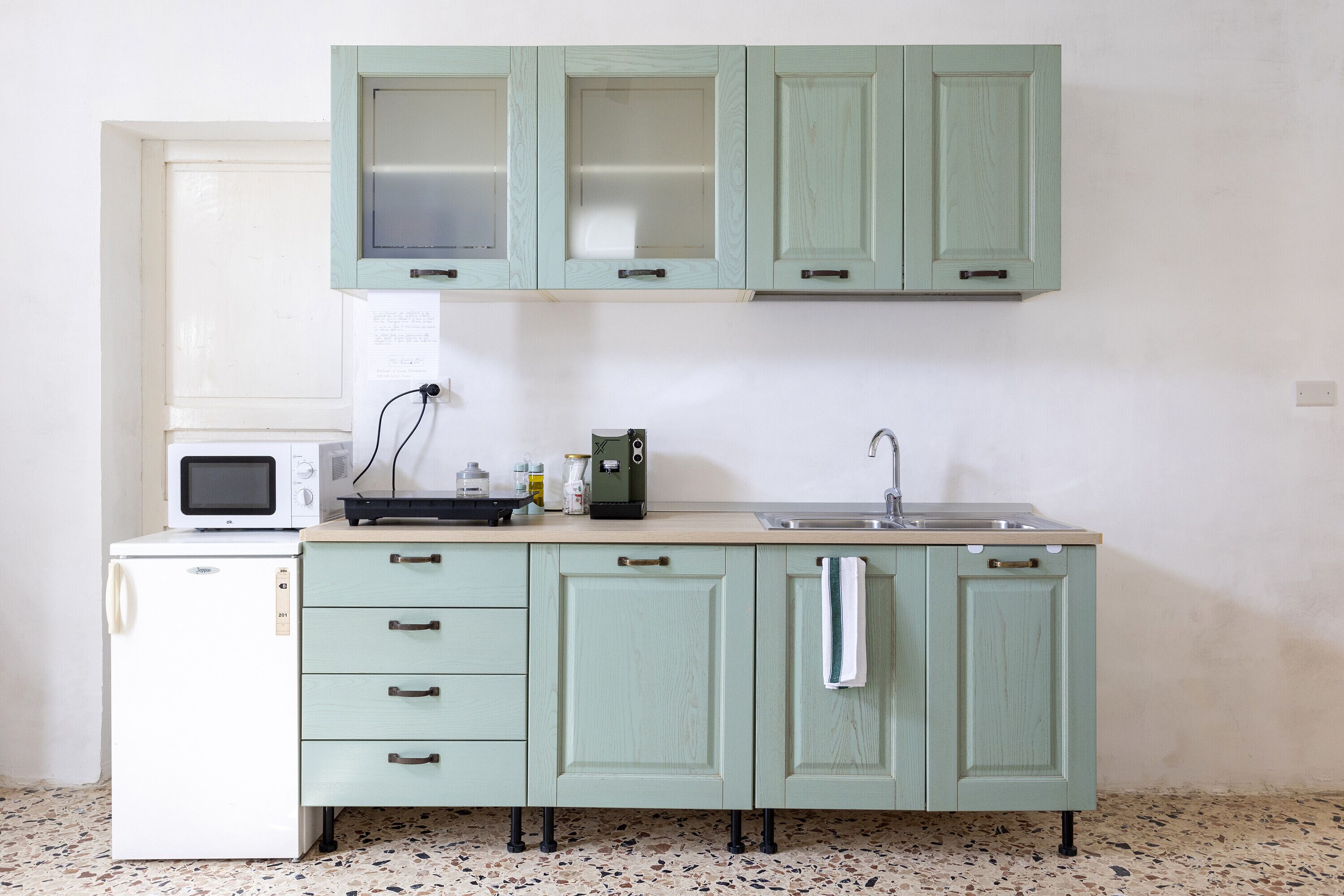 Jääkaappi, mikroaaltouuni, liesi, kahvin-/teenkeitin