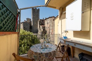 Outdoor dining - Apartment "La Finestra sul Fiume" with Private Terrace (Subbiano)