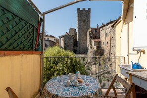 Outdoor dining - Apartment "La Finestra sul Fiume" with Private Terrace (Subbiano)