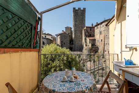 Speisen im Freien. Apartment „La Finestra sul Fiume“ mit privater Terrasse