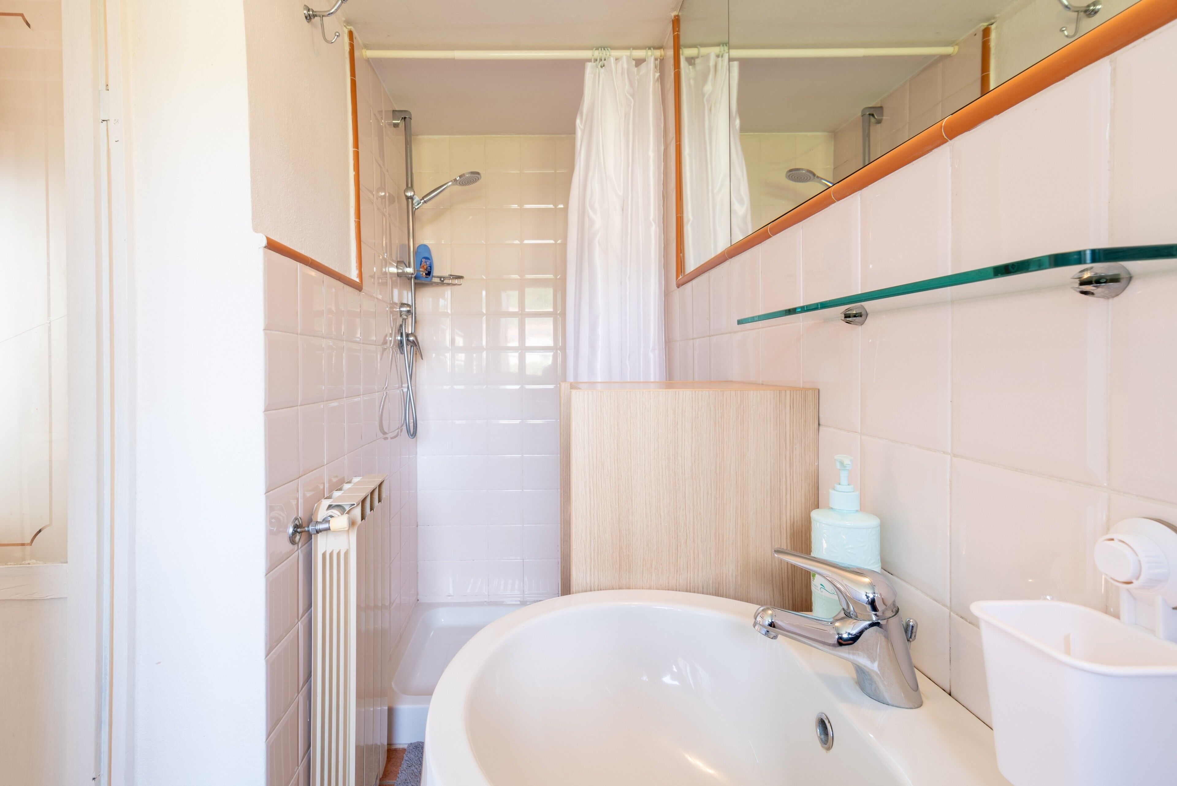 Dusche, kostenlose Toilettenartikel, Haartrockner, Bademäntel