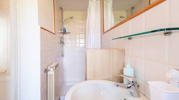 Dusche, kostenlose Toilettenartikel, Haartrockner, Bademäntel