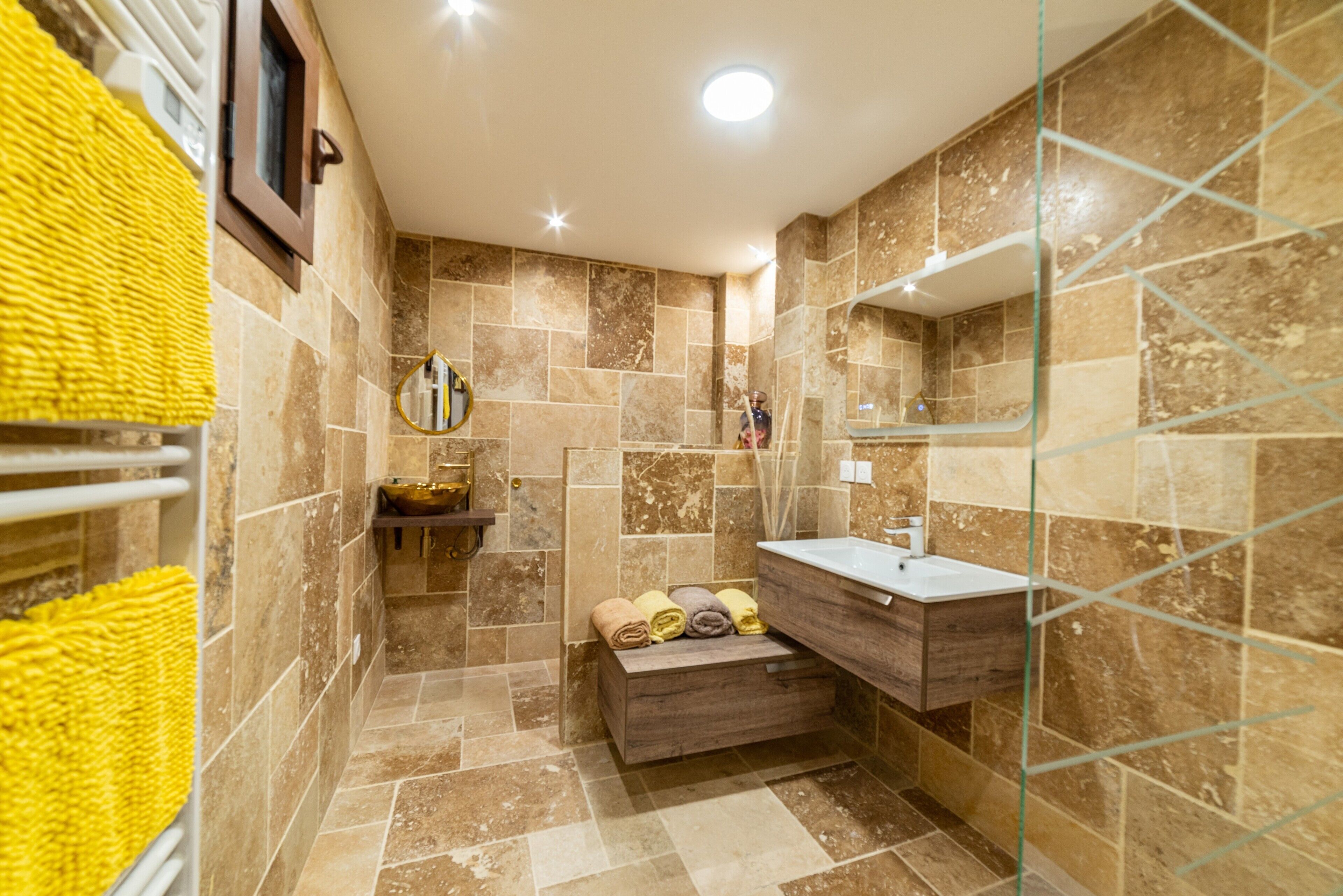 Dusch, hårtork och handdukar