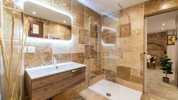 Shower, hair dryer, towels