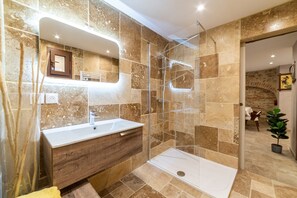 Suihku, hiustenkuivaaja, pyyhkeet