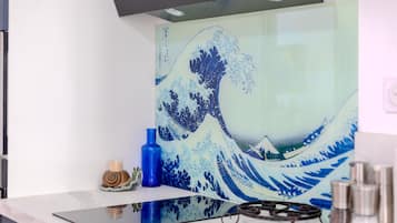 Jääkaappi, mikroaaltouuni, uuni, liesi