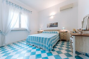 3 makuuhuonetta, silitysrauta/-lauta, vuodevaatteet