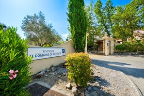 Property grounds - Studio Apartment 'Domaine De Fayence' with Shared Pool, Wi-Fi and Air Conditioning (Fayence)