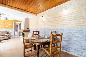 Dining - Apartment "Gîte Zen Attitude" with Mountain View, Private Whirlpool & Wi-Fi (Saint-Martin-sur-la-Chambre)