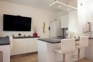 Frigorífic, microones, forn i placa de cuina