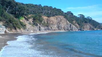Una spiaggia nelle vicinanze