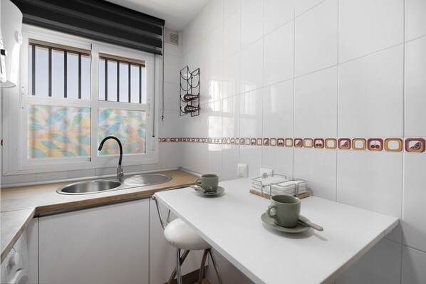 Frigorífico, microondas, horno y placa de cocina