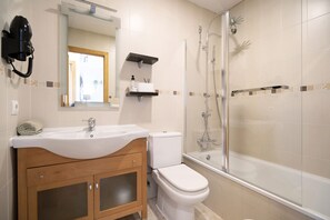 Bañera, secador de pelo y toallas