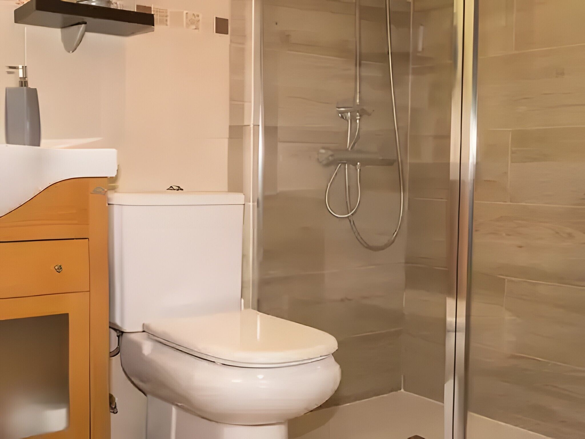 Bathtub, hair dryer, towels