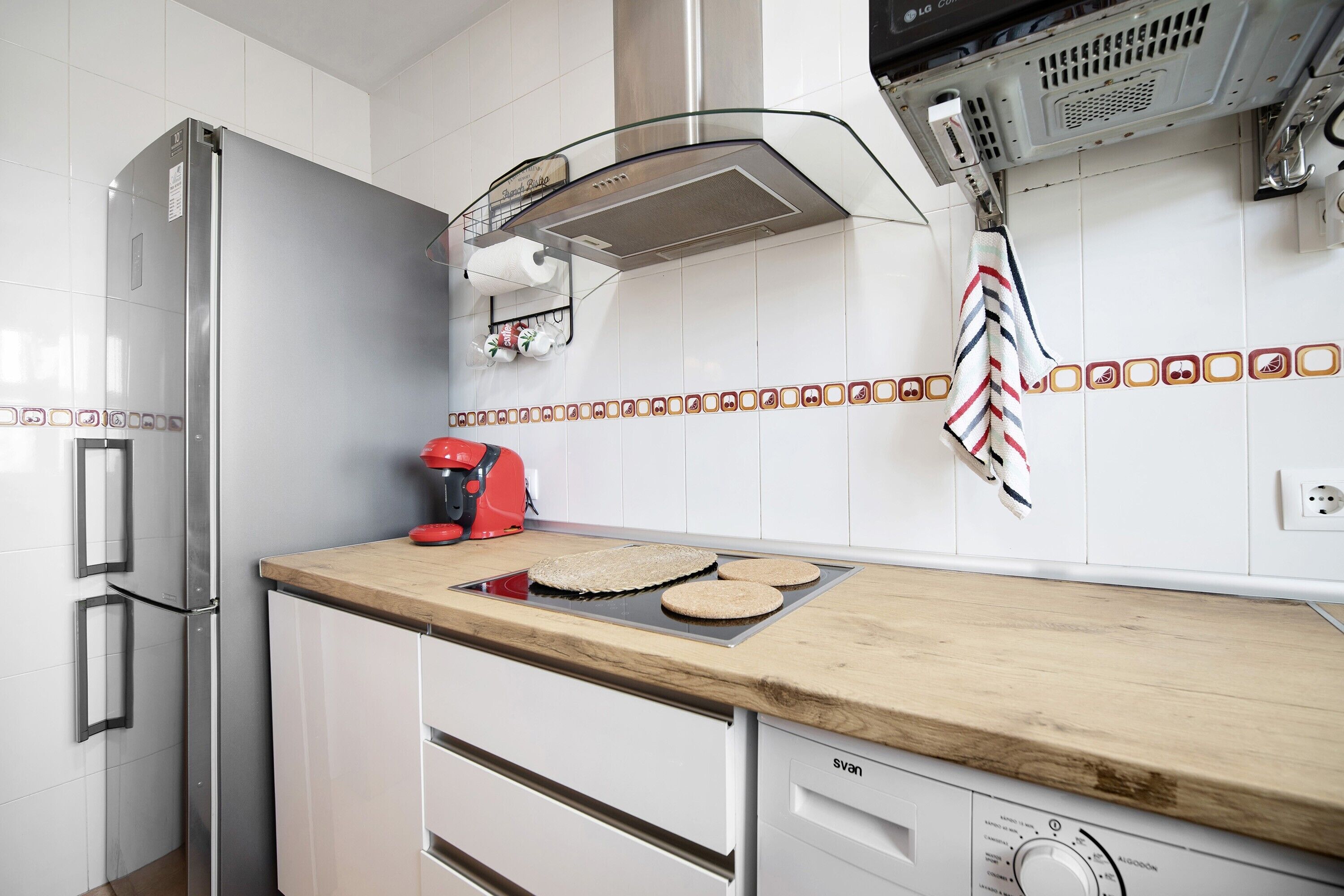 Een koelkast, een magnetron, een oven, een kookplaat