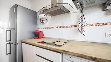 Een koelkast, een magnetron, een oven, een kookplaat