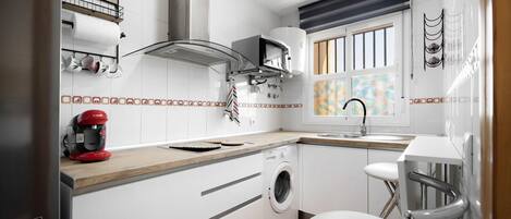 Fridge, microwave, oven, stovetop