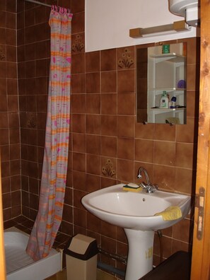 Shower, free toiletries, hair dryer - Holiday Home 'Maison Vacances Mer' with Lake View and Private Terrace (Bages)