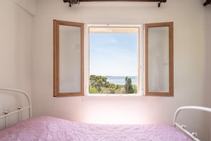 2 bedrooms, iron/ironing board, WiFi