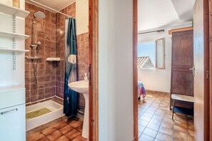 Douche, articles de toilette gratuits, sèche-cheveux