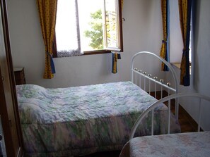 2 bedrooms, iron/ironing board, WiFi - Holiday Home 'Maison Vacances Mer' with Lake View and Private Terrace (Bages)