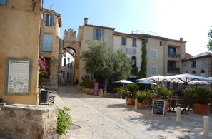 Exterior - Holiday Home 'Maison Vacances Mer' with Lake View and Private Terrace (Bages)