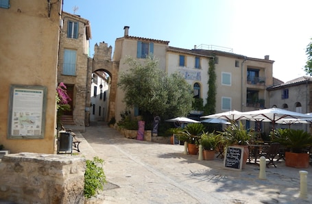Exterior. Holiday Home 'Maison Vacances Mer' with Lake View and Private Terrace