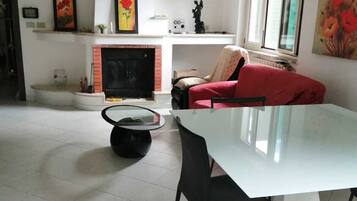 Ferienhaus, 2 Schlafzimmer, Mikrowelle, Gartenblick | Speisen