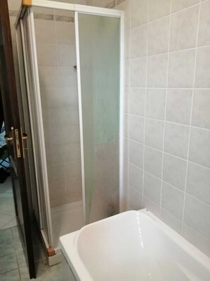 Ferienhaus, 2 Schlafzimmer, Mikrowelle, Gartenblick | Badezimmer