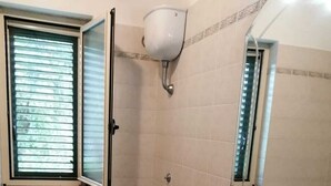 Ferienhaus, 2 Schlafzimmer, Mikrowelle, Gartenblick | Badezimmer