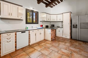 Køleskab, mikrobølgeovn, ovn, kogeplade