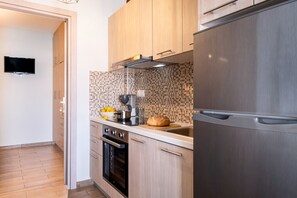 K ühlschrank, Ofen, Herdplatte, Wasserkocher mit Kaffee-/Teezubehör