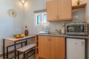 Kühlschrank, Ofen, Herdplatte, Wasserkocher mit Kaffee-/Teezubehör