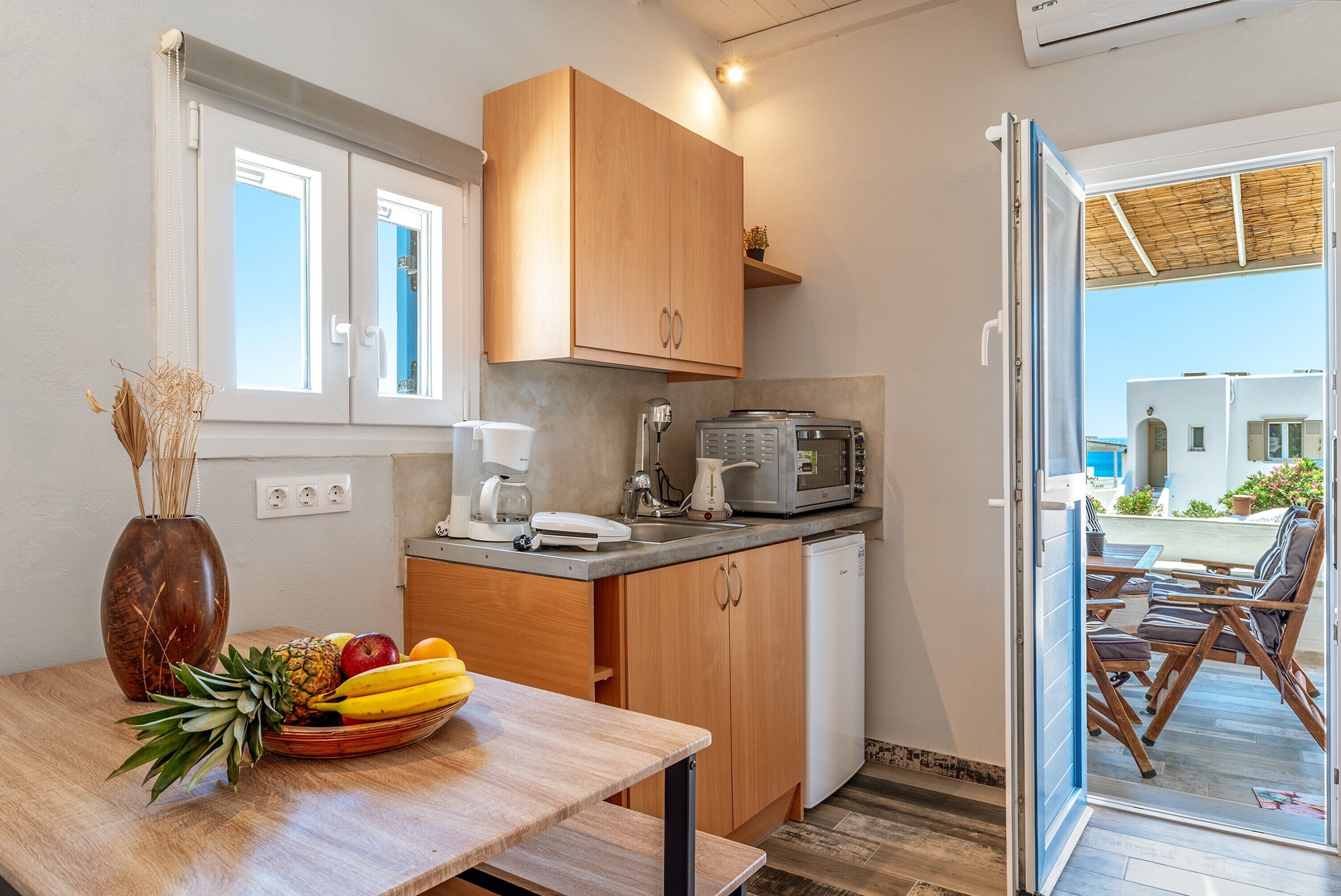 Fridge, oven, stovetop, coffee/tea maker