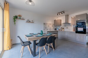 Kylskåp, mikrovågsugn, ugn och spishäll