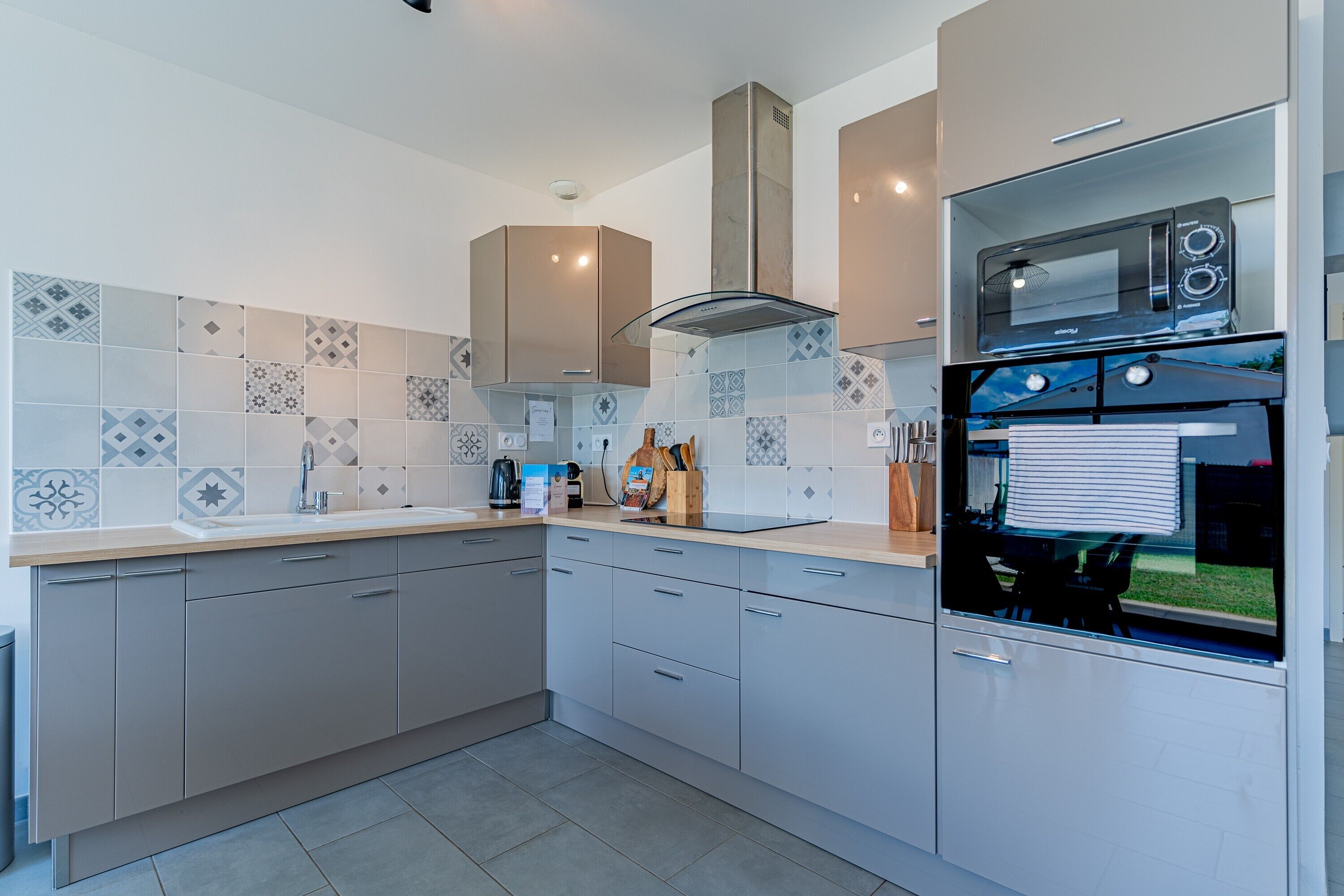 Jääkaappi, mikroaaltouuni, uuni, liesi