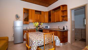Wasserkocher mit Kaffee-/Teezubehör, Kühlschrank, Mikrowelle, Ofen