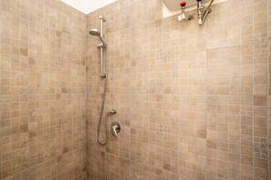 Shower, hair dryer, towels - Vacation Home "La Casuzza Di Sara" with Private Terrace & Wi-Fi (Capri Leone)