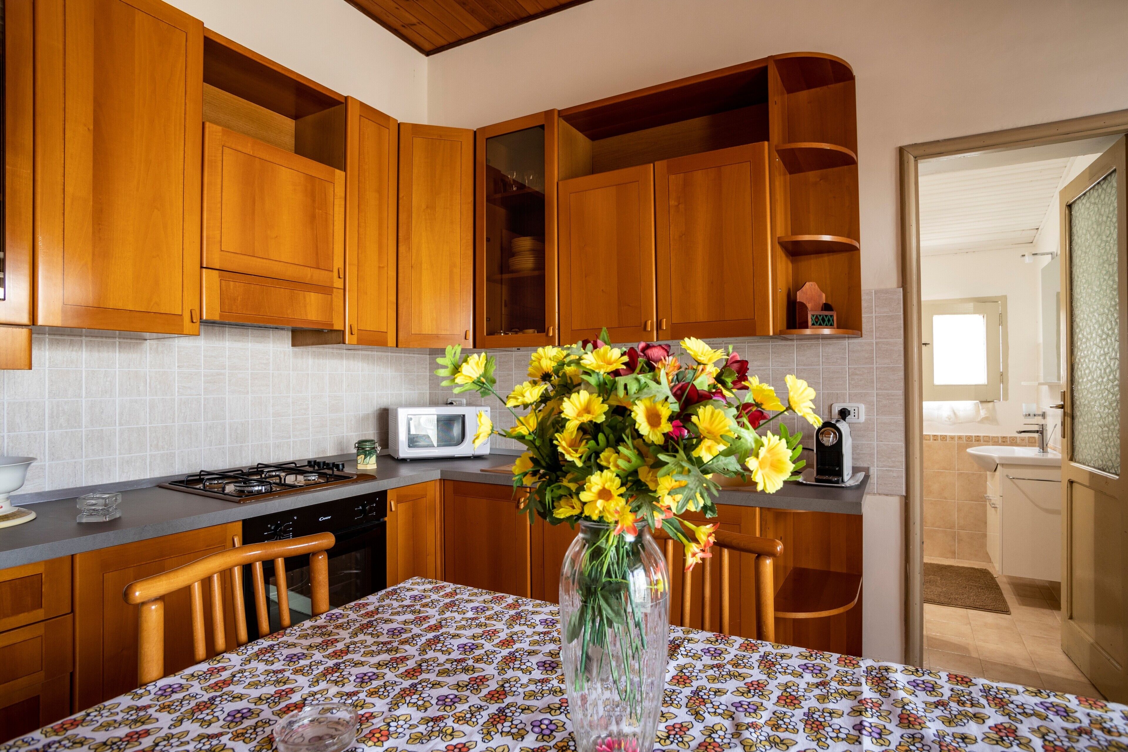 Frigorifero, microonde, forno, piano cottura