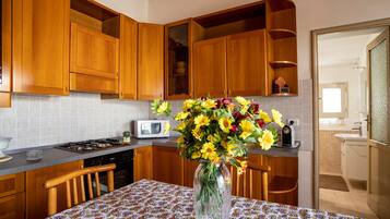 Frigorifero, microonde, forno, piano cottura