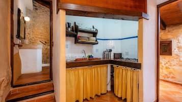 Réfrigérateur, micro-ondes, plaque de cuisson, cafetiÚre/bouilloire