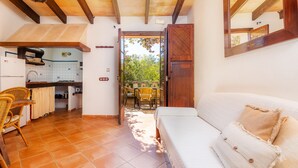 Una cocina con comedor, un sofá y vistas al exterior.