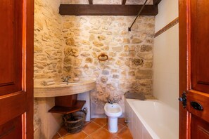 Badewanne, Haartrockner, Handtücher