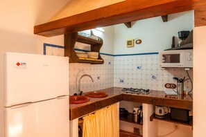 Fridge, microwave, stovetop, coffee/tea maker - Holiday Apartment "Ses Solls" with Mountain View, Shared Pool & Wi-Fi (Petra)