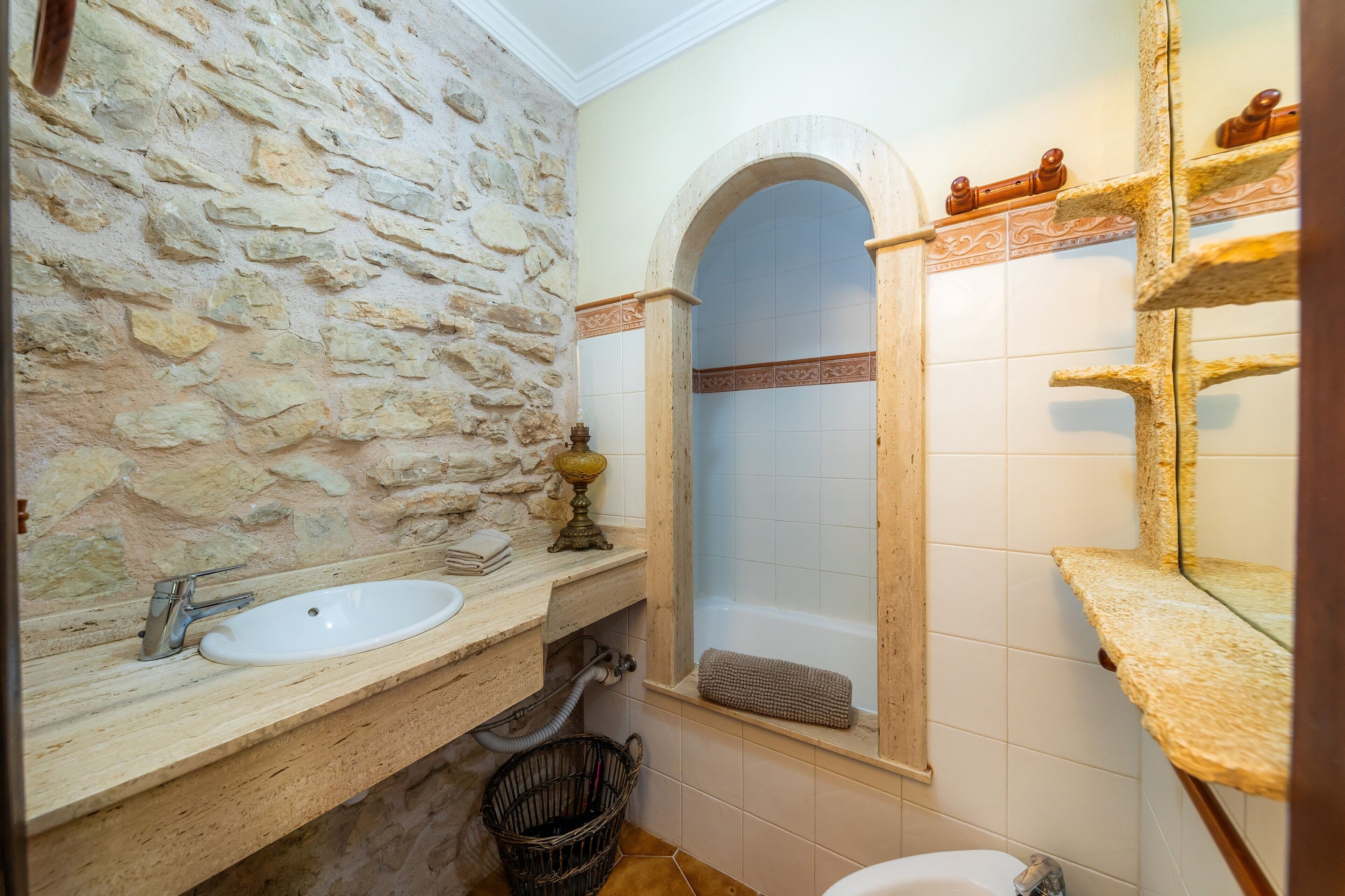Badewanne, Haartrockner, Handtücher
