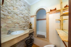 Bathtub, hair dryer, towels - Holiday Apartment "Es Mulí" with Mountain View, Shared Pool & Wi-Fi (Petra)