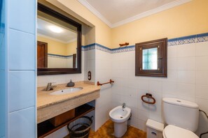 Badewanne, Haartrockner, Handtücher