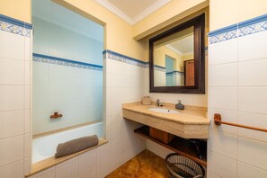 Bañera, secador de pelo y toallas