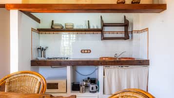 Kjøleskap, mikrobølgeovn, kokeplater og kaffetrakter/tekoker