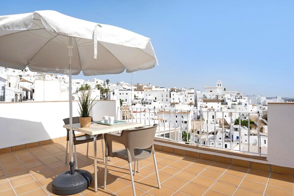 Outdoor dining - Holiday Apartment '"La Fuente" with Mountain View, Private Terrace & A/C (Vejer)